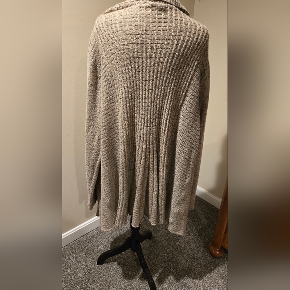 📖Avenue Light Tan with Subtle gold Knit Cardigan - Picture 6 of 9